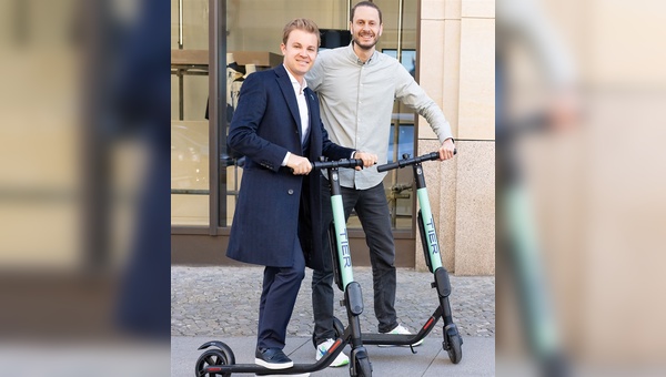 Nico Rosberg und TIER CEO Lawrence Leuschner - Foto: Tier Mobility