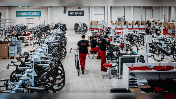 Fahrradproduktion bei WSF in Regau.
