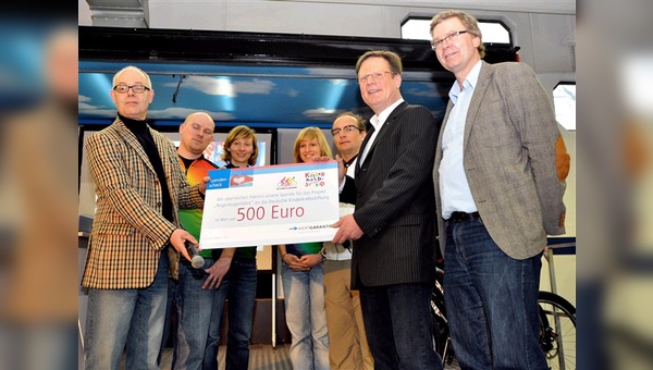 Im Bild von links: Jens Kort (Geschäftsführer Kinderkrebsstiftung), 3 RegenbogenfahrerInnen, Wigald Boning (Ehrenmitglied RadClub Deutschland), Georg Düsener (Vertriebsleiter Wertgarantie), Ulrich Fillies (Leitung RadClub Deutschland)