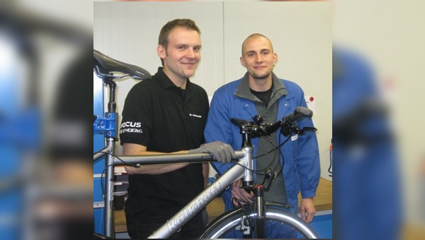 André Figas (rechts) überzeugte beim Bundeswettbewerb Zweiradmechaniker.