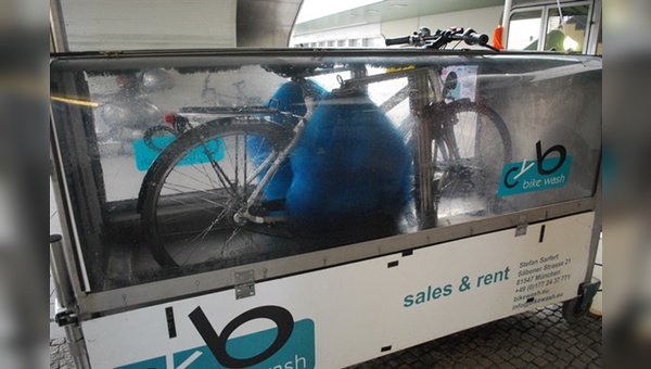 Vor dem Messeingang konnte Bikewash bei der Arbeit begutachtet werden.