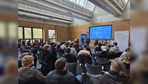 Foto: ZIV - Podiumsrunde mit Diskussion zu den Chancen und Herausforderungen der Ausbildungsberufe in der Zweiradbranche. 
