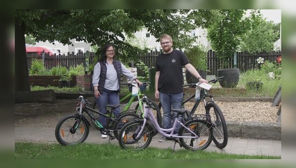 Madeleine Canlas, Leiterin Jugendberufshilfe bei SOS-Kinderdorf Nürnberg (links) und Jean-Marc Dupont, Sustainability Manager bei BusinessBike (rechts)