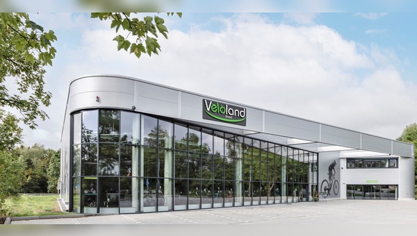 Ein unverwechselbares Corporate Design, großzügige Verkaufsflächen und Alleinstellungsmerkmale wie die Eigenmarken der ZEG sowie die TÜV-zertifizierte Qualitätswerkstatt - das zeichnet Veloland-Fachbetriebe aus.