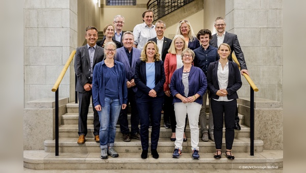 Hilke Patzwall (VAUDE Sport GmbH & Co. KG), Bundesumweltministerin Steffi Lemke, Ute Dicks (Deutscher Wanderverband e. V.), Jutta Katthage (Bundesinstitut für Sportwissenschaft (BISp)); zweite Reihe von links: Prof. Dr. Ralf-Dieter Roth (Deutsche Sporthochschule Köln), Detlef Berthold (Staatskanzlei Nordrhein-Westfalen), Stefanie Schulte (Deutscher Fußball-Bund e. V. (DFB)), Simon Keller (Jugend des Deutschen Alpenvereins); dritte Reihe von links: Dr. Brigitte Schuster (BfN), Henning Bolten (BMI), Tilmann Heuser (BUND Berlin e. V.), Christian Siegel (Deutscher Olympischer Sportbund e. V. (DOSB)), Prof. Dr. Ulrike Pröbstl-Haider (Universität für Bodenkultur Wien), Tobias Korta (Regierungspräsidium Karlsruhe)