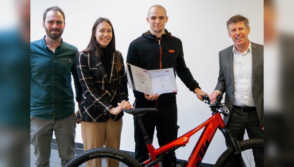 v.l.n.r.: Markus Theil (Lehrlingsausbildner/ Head of Quality KTM Fahrrad GmbH), Johanna Grabner-Urkauf (Geschäftsführerin KTM Fahrrad GmbH), Elias Marginter (Lehrling Fahrradmechatronik KTM Fahrrad GmbH), Stefan Limbrunner (Geschäftsführer KTM Fahrrad GmbH