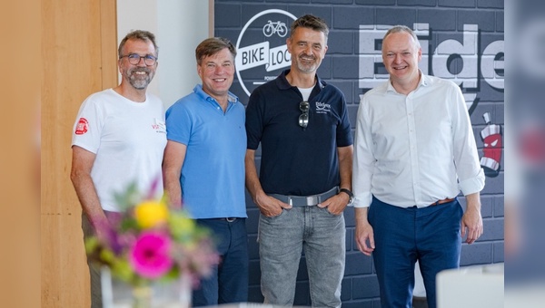 Foto: Jens Braune del Angel - Eine Grundsatzvereinbarung zwischen Uwe Wöll (VSF), Nick Becker (DiBike), Lars Röttger (Bidex) und Burkhard Stork (ZIV – Die Fahrradindustrie) wurde auf der Eurobike unterzeichnet. 