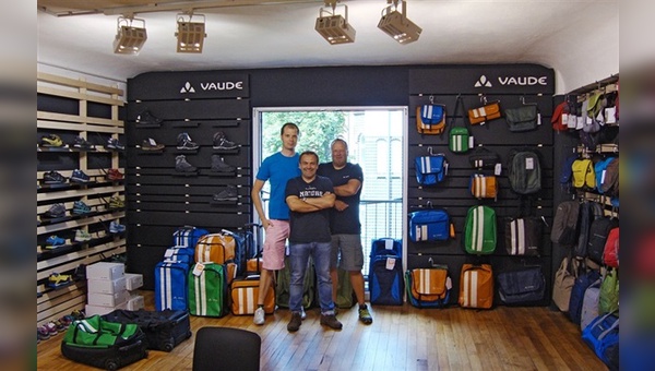 Benjamin Hasenjäger (Visual Merchandising), Carsten Czech (Außendienst Mountain Sports) und Thomas Kuban (Außendienst Bike Sports) im neu gestalteten Hamburger Vaude-Showroom.