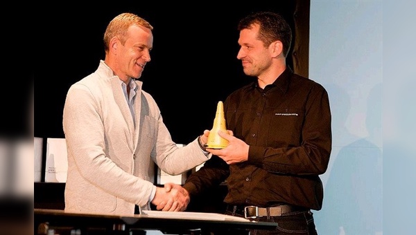 Patrik Vögtli (rechts) nimmt den Designpreis entgegen