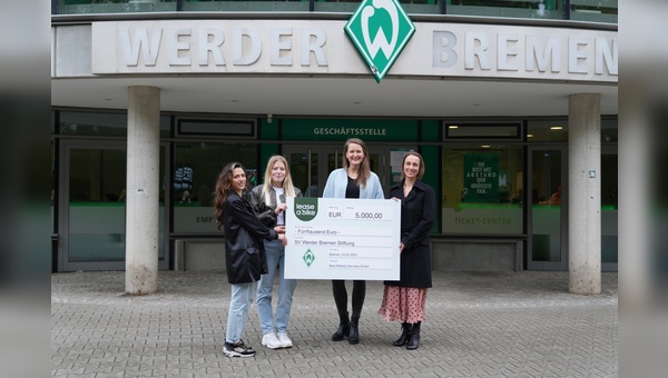 Spendencheck-Übergabe an SV Werder Bremen: Albulena Krasniqi & Anne Bruns (Lease a Bike), Andrea Crone & Anne-Kathrin Laufmann (SV Werder Bremen)