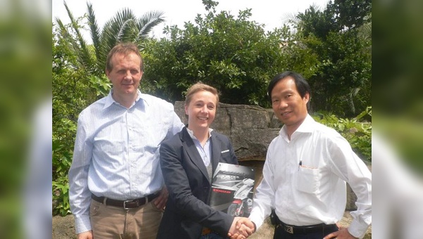 CPI-Inhaber Jack Chu mit Kreidler-Geschäftsführerin Severine Lönne und Produktmanager Andre Fuchs
