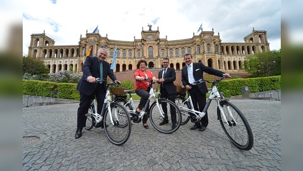 (von links nach rechts): Minister Joachim Herrmann, Landtagspräsidentin Barbara Stamm, additive-Geschäftsführer Franz Mayer und Landtagsabgeordneter Klaus Stöttner