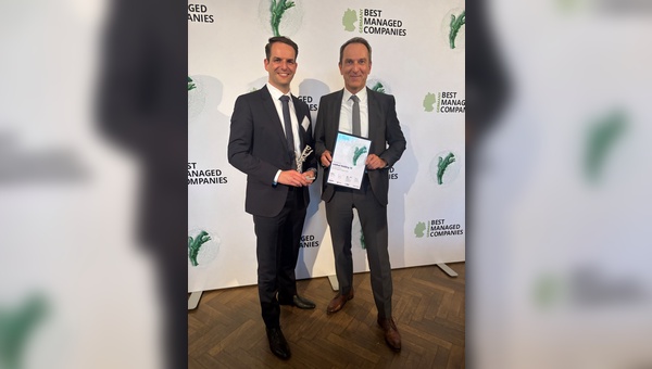 Foto: JobRad - Reiner Heine (rechts), Vorstand der JobRad Holding SE, und Alexander Frieser, Head of Group Strategy, JobRad Holding SE, nehmen den Best Managed Company Award 2025 für die JobRad Gruppe entgegen.      