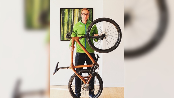 Geschäftsführer Jonas Stolzke präsentiert das neue Mountainbike My Daka.