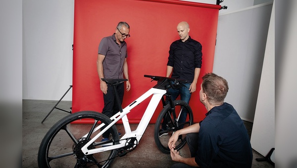 »Während der Entwicklung werden Meinungen eingeholt und Impulse gegeben«, erklärt Gregor Dauth von Artefakt (Mitte) das komplexe Zusammenspiel der involvierten Unternehmen bei Fahrradprojekten.