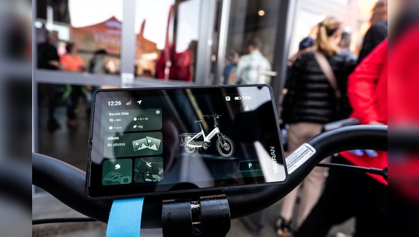 Foto: Georg Bleicher - Übergroßes Display am Bike von Tarran - Cyclingworld Düsseldorf