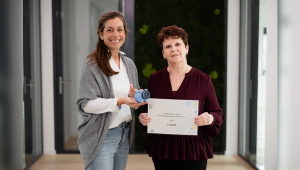 Wertgarantie-Mitarbeiterin Silke Lüer (r.) übergibt die Spendensumme an Frederike Ludwig-Lück, Geschäftsführerin des Vereins für krebskranke Kinder Hannover.