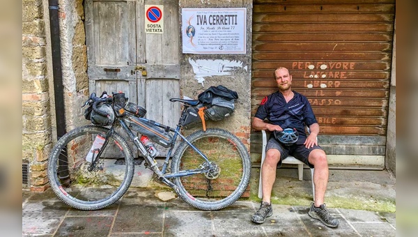 Schmutzig, aber glücklich: Blogger und Globetrotter Martin Moschek ist von klassischen Packtaschen-Reisen auf Bikepacking umgestiegen. »Das ist eine totale Bereicherung!«
