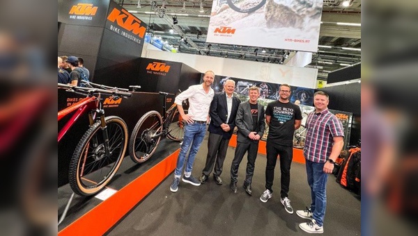 v.l.: Dennis Schömburg, CEO Messingschlager GmbH & Co. KG; Nyle Nims, Director of Sales and Business Development North America Cycles; Stefan Limbrunner, CEO KTM Bike Industries; Florian Siegesleitner, Sales Manager AT/Export KTM Bike Industries; Matthew Nims, VP of Sales and Marketing North America Cycles)
