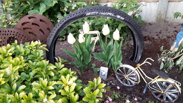 Schwalbe lässt Blumen sprechen - für einen guten Zweck.