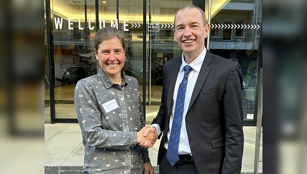 Foto: EIC - Handschlag auf die künftige Kooperation: Velosuisse-Präsidentin Nathalie Schneitter und EIC-CEO Paul Walsh am EIC-Sitz in Brüssel.