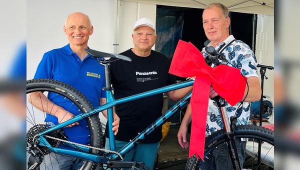 Foto: Birkhold - Geschäftsführer Rolf Birkhold mit Moderator Jürgen Haumon und dem glücklichen Gewinner eines Kelly Bikes