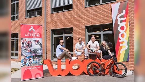 Foto: Woom - v.l.n.r. Florian König, Lisa Ribarich (beide Cycling Austria), David Wiesenhofer, Christina Pallanch (beide woom)

