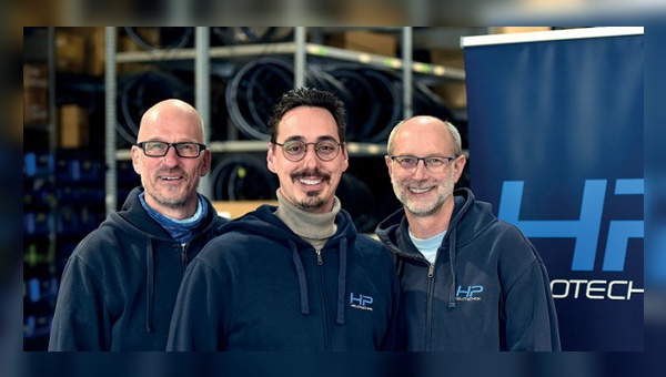 Foto: HP Velotechnik - Staffelübergabe im Vertrieb: Thomas Wilkens (links) übergibt an Tobias Keller (mitte), ganz rechts: Firmengründer und CEO Paul Hollants. 