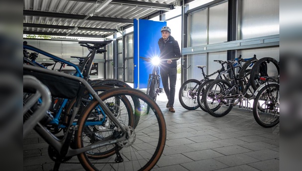 Foto: Schwalbe - Sicheres und wettergschütztes Abstellen in der Fahrradgarage bei Schwalbe