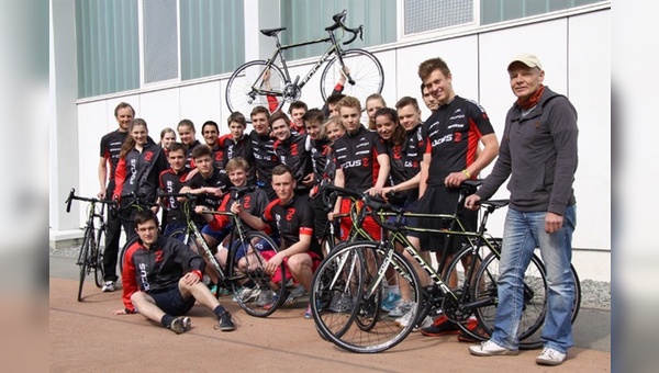 Klaus Blumenstock, Sportfachleitung Gymnasium Hochrad, Schüler der Oberstufe Sportprofil und ganz rechts, Klaus-Dieter Lieb, Inhaber vom Zweiradshop Lieb, Hamburg.