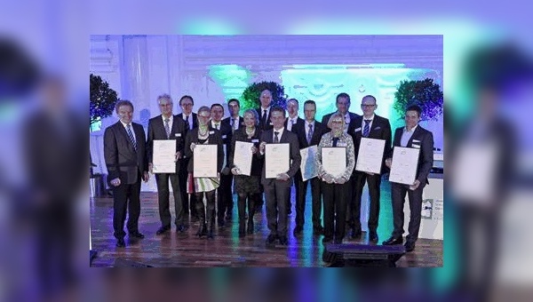 Die nominierten Unternehmen wurden von Umweltminister Franz Untersteller (ganz links) mit einer Urkunde geehrt,
