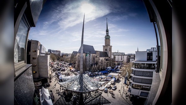 E-Bikes umrunden die Reinoldikirche in der Dortmunder City.