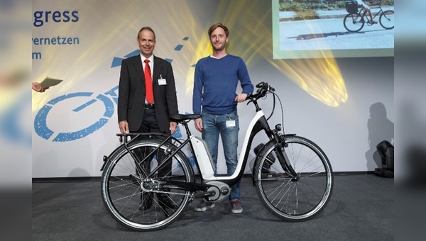 Deutscher Fahrradpreis 2015: Albert Herresthal übergibt ein E-Bike der Marke Victoria an den Gewinner des Fotowettbewerbs.