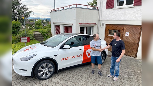 Ein Handschlag als Stabwechsel: Der langjährige Rotwild-Importeur Willi Felix (links) und Lukas Albert als neues Gesicht der Marke.