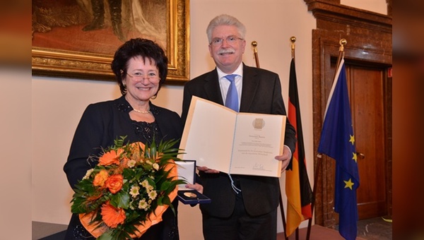 Erika Gruber mit Wirtschaftsminister Martin Zeil bei der Übergabe der Staatsmedaille in München