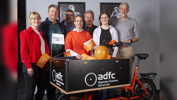 Foto: ADFC/Michael Handelmann - Der neue ADFC Bundesvorstand von links: Lena Adam, Joachim Lohse, Christian Tänler, Frank Masurat, Sarah Holczer, Christoph Schmidt und Vera Konrad (nicht im Bild: Clara Bohle). 