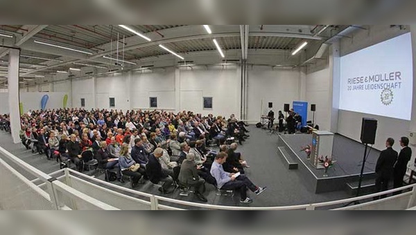 Rund 500 Gäste und Mitarbeiter feierten bei Riese und Müller das Jubiläum und die Einweihung des neuen Standortes.