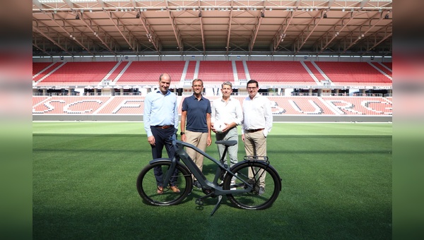 (v.l.n.r.) Peter Schwabe (Abteilungsleiter Sponsoring SC Freiburg), Ulrich Prediger (Gründer JobRad und Aufsichtsratsmitglied JobRad Holding AG), Florian Baur (Geschäftsführer JobRad GmbH), Oliver Leki (Vorstand SC Freiburg) im Europa-Park Stadion des SC Freiburg.