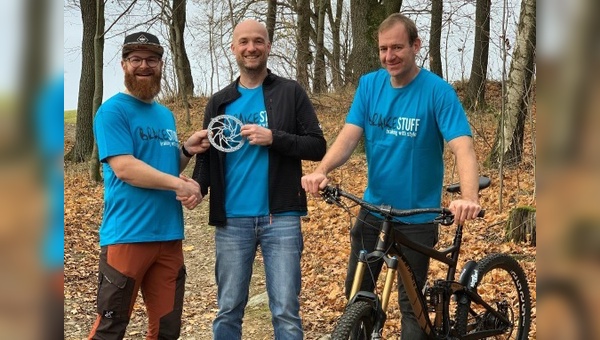 Foto: BrakeStuff - v.l.: Torsten Guba (Mitte, Gründer BrakeSTUFF) mit neuem Team Michael Schwind Produktmanagement) und Stefan Meier (Produktmanagement).