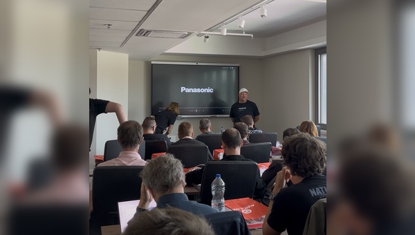 Jürgen Haumon schult Panasonic-Händler in Frankreich.