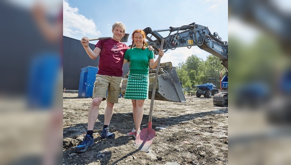 Spatenstich: Kirsten und Marec Hase eröffnen die Baustelle für ihre vierte Halle
