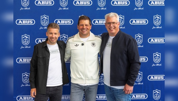 Foto: Abus: v.l.n.r.: Daniel Bremicker (Geschäftsführer ABUS Mobile Sicherheit), Jan Ullrich, Christian Rothe (Mitglied der Geschäftsführung (CMO) von ABUS) 