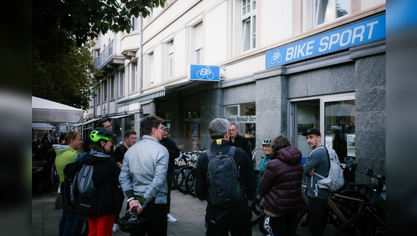Foto: C Piarazzi - Start zum Moustache Community Ride bei Bike Sport in Stuttgart
