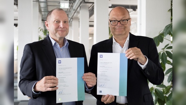 Die Geschäftsführer Thomas Funk (links) und Uwe Hüsch nehmen für Assona das TÜV-Siegel entgegen.