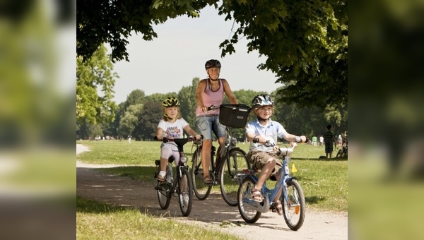Kinder und Eltern mit Helm unterwegs - die Praxis sieht oft anders aus