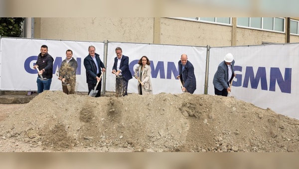 Foto: GMN -  v.l.: Florian Iberl, Tobias Keller, beide Geschäftsführer Fuchs Bau Süd, Dr. Edgar Verlemann, Projektleiter GMN, Michael Lösch, geschäftsführender Gesellschafter GMN, Dr. Andrea Heilmaier, Wirtschaftsreferentin der Stadt Nürnberg, Dr. Jens Falker, Geschäftsführer GMN, Franz Holzer, Architekt (Foto: Lutz Wolf/GMN).