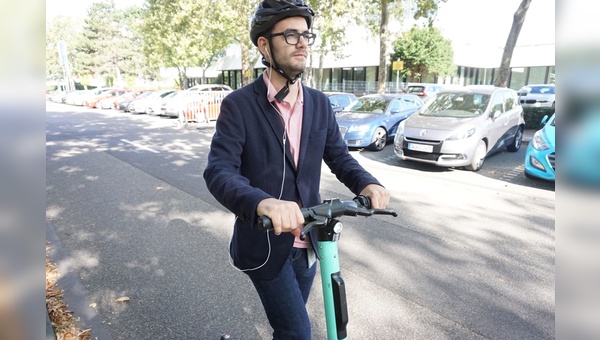 E-Tretroller haben es mit der Akzeptanz im Straßenverkehr offenbar schwer. Sie mit Kopfhörer zu fahren - wie hier im Bild - schadet zusätzlich der Verkerkehrssicherheit. 