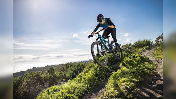 Für Gipfelstürmerinnen und Trailrockerinnen gibt es jetzt ein neues Modell aus der Intrigue Serie.