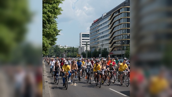 Radfahrer so weit das Auge reicht - die Sternfahrt 2016 in Berlin