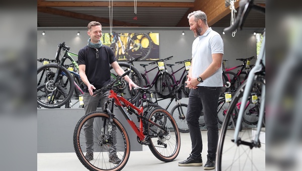 Gunnar Schmidt (rechts) ist Schulungsexperte in Sachen Fahrradfachhandel.